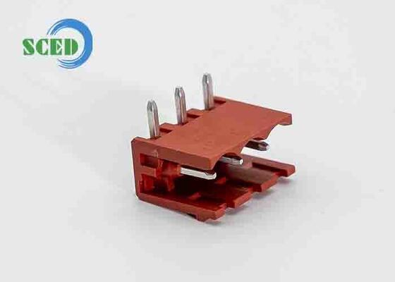 Collegamento elettrico per inserimento di fili verticali nel blocco terminale prodotto da un operatore esperto per soluzioni di connessione